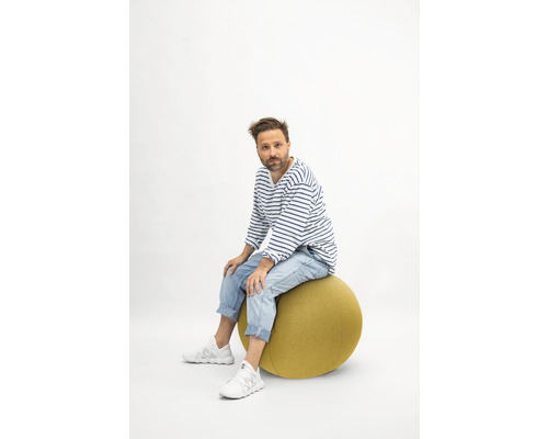 Man zit op een gymnastiekbal