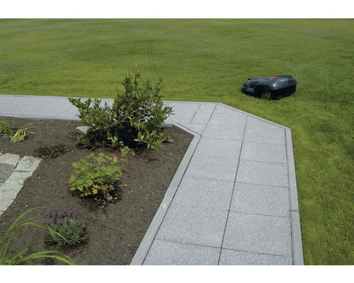 Tuinpad met straatstenen en gazonrobot