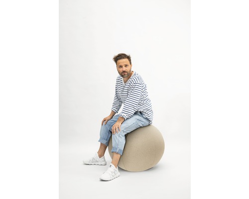 Man zit op een gymnastiekbal