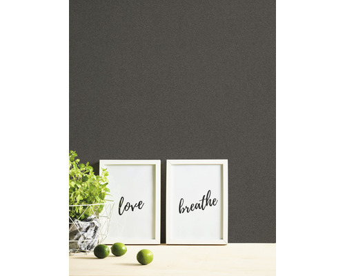 Behang met planten, fotolijsten met belettering en limoenen op een tafel