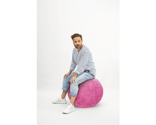 Man zit op een gymnastiekbal