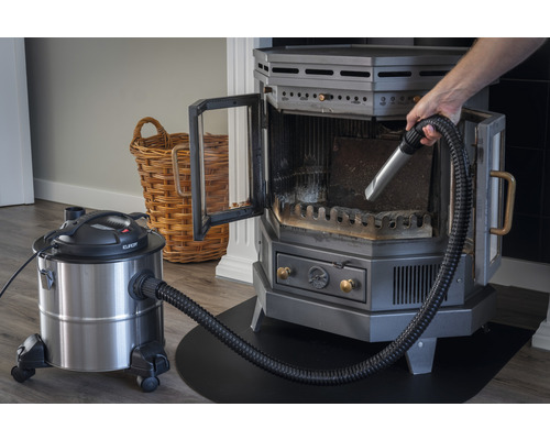 Kachel wordt schoongemaakt met een aszuiger.