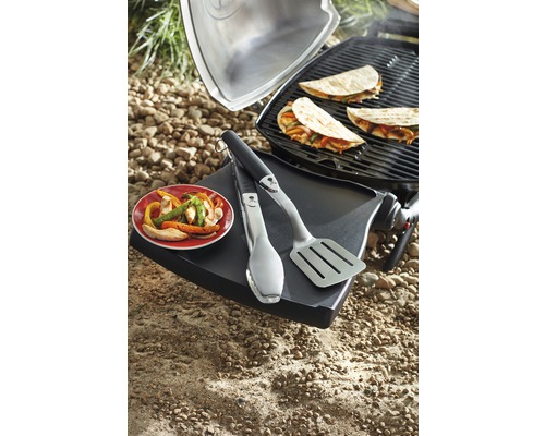 Barbecuescène met taco''s, barbecueknijper en pannenkoekmes op een barbecuetafel