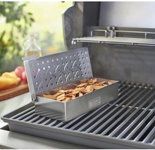 Barbecue met rookbox gevuld met rookhout op grillrooster