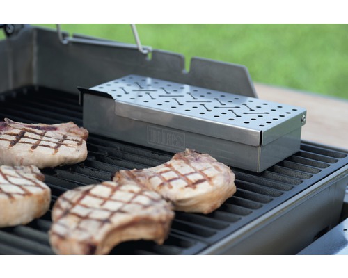Weber Logo rookbox met varkenskarbonades op een grillrooster