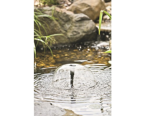 Tuin fontein met waterfontein in een vijver