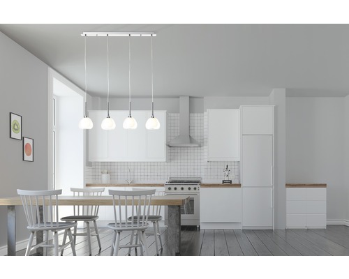 Lichte keuken met eettafel en hanglamp