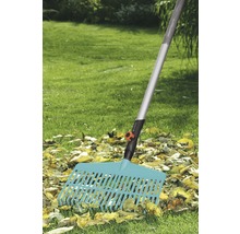 Tuinhark voor het verwijderen van bladeren op gazon