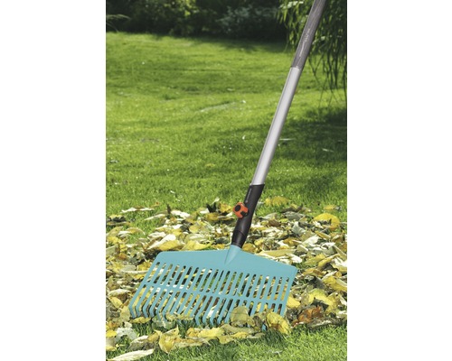 Tuinhark voor het verwijderen van bladeren op gazon