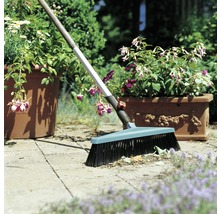 Tuinbezem met steel voor het reinigen van bestrating in de tuin