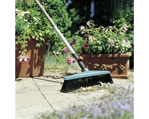 Tuinbezem met steel voor het reinigen van bestrating in de tuin