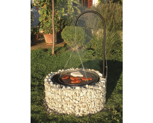 Gabion grill met gegrild eten in de tuin