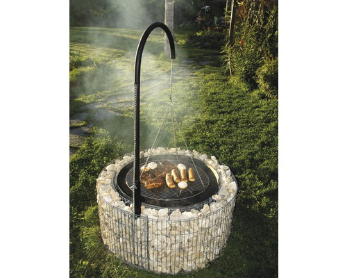 Vuurplaats met grillring en schanskorf in de tuin