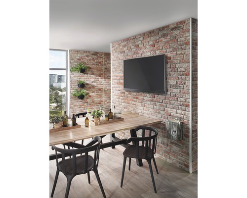 Eetkamer met bakstenen muur, eettafel en televisie