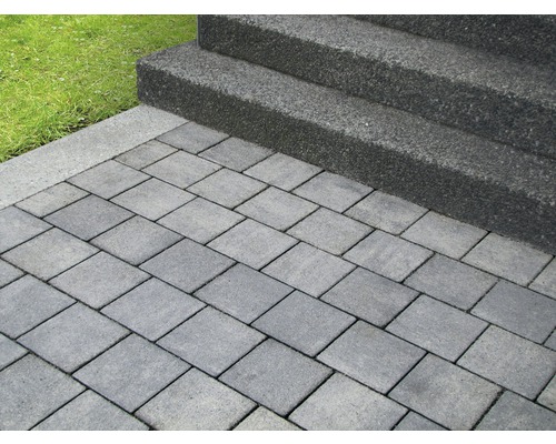 Grijze straatstenen in verband met traptreden