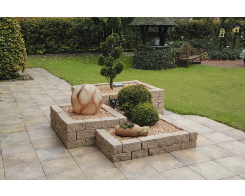 Decoratieve tuin met bestrating, planten en tuindecoraties