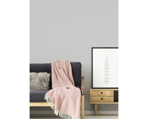 Woonkamer met bank, kussen, deken en commode