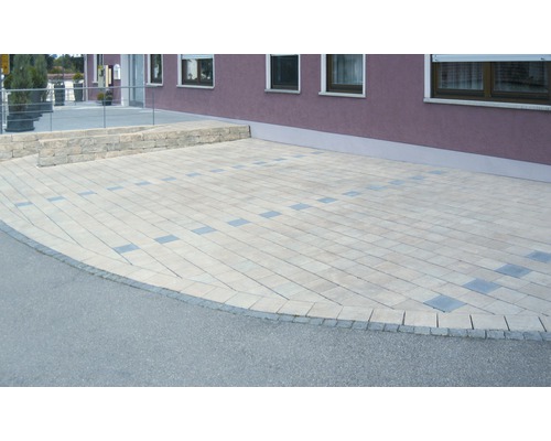 Bestraat oppervlak voor een gebouw met stenen muur