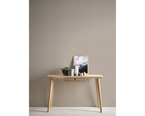 Houten tafel met decoratie, waaronder een plant, fotolijst en keramische vazen