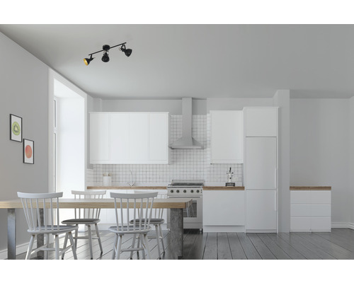 Moderne keuken met eettafel, stoelen en plafondlamp