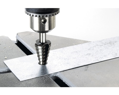 Stappenboor boort gat in metalen plaat