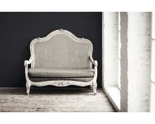 Decoratieve bank met gebogen frame en gestoffeerde zitting