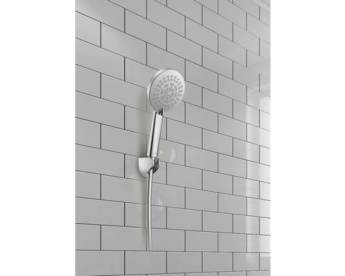 Handdouche aan een muur met rechthoekige tegels