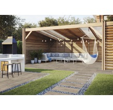 Buitenscène met barbecueplaats, tuinhuis, loungegedeelte en terrastegels
