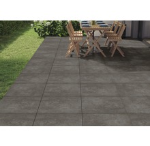 Terras met grijze tegels en tuinmeubilair