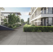 Buitenkant met tegels, woonhuizen en beplanting