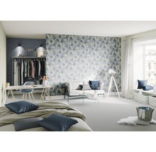 Lichte slaapkamer met bed, bank, bureau, kledingkast en patroonbehang