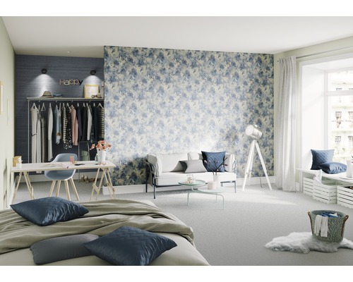Lichte slaapkamer met bed, bank, bureau, kledingkast en patroonbehang