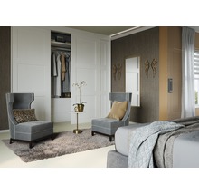 Slaapkamer met schuifdeurkast, fauteuils en decoratie