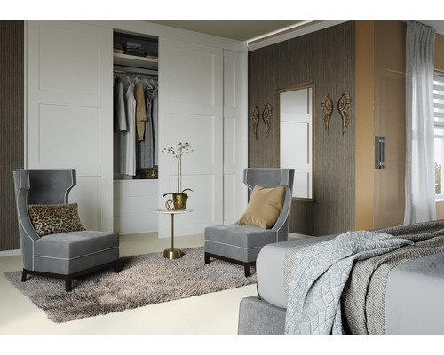 Slaapkamer met schuifdeurkast, fauteuils en decoratie