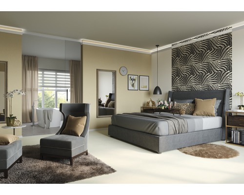 Slaapkamer met bed, fauteuil en bad op de achtergrond