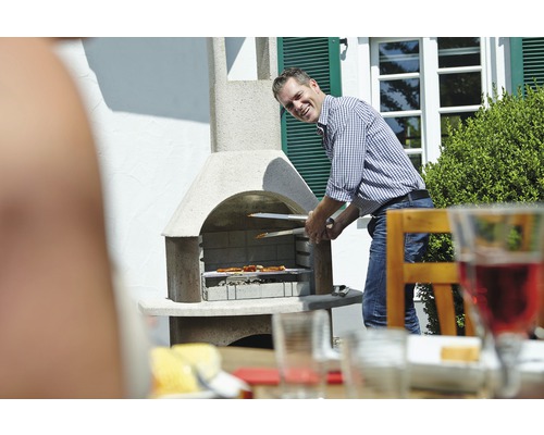 Man grilt voedsel buiten met een tuingrill