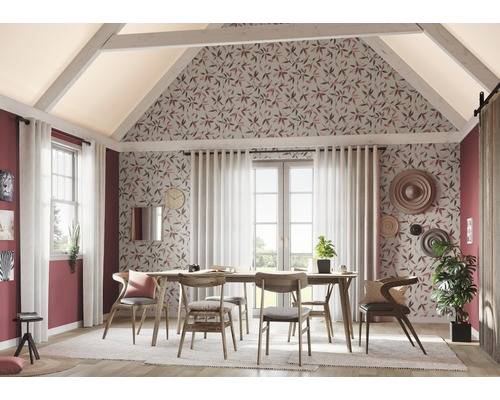 Eetkamer met houten tafel, stoelen en bloemenbehang in een heldere ruimte met schuine daken