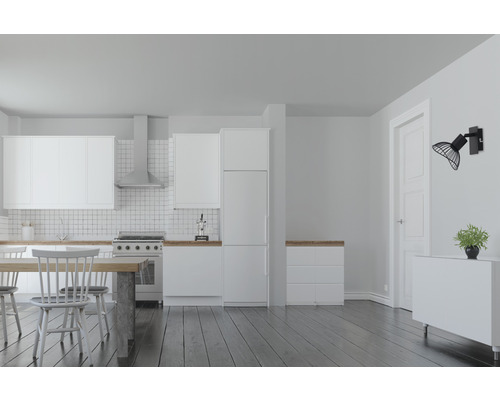 Lichte keuken met witte kasten, houten tafel en decoratieve wandlamp