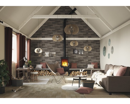 Woonkamer met open haard, hout, zitmeubelen en decoratie