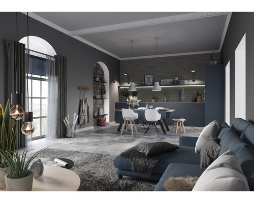 Woonkamer met bank, eettafel en open keuken in moderne stijl.