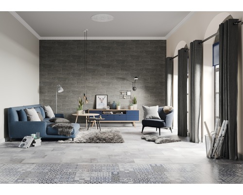 Woonkamer met bank, fauteuil, dressoir en diverse decoratieve elementen