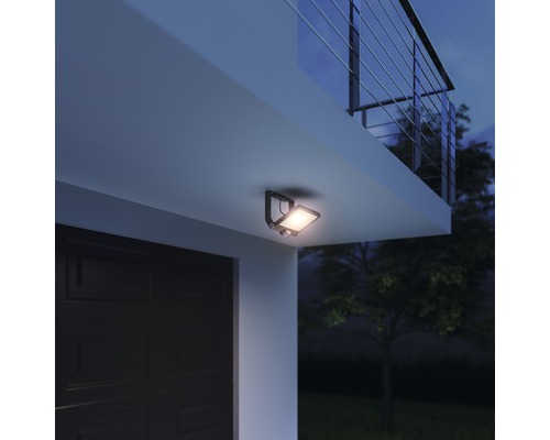 Buitenlamp met bewegingsmelder aan een muur bevestigd