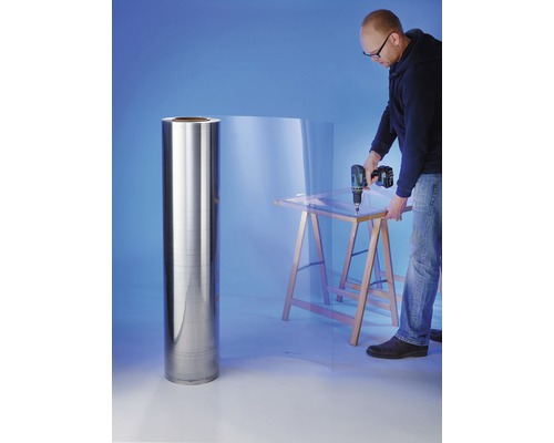 "Man boort in een transparante kunststof plaat