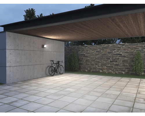 Buitenruimte met betonnen muur, stenen muur, fiets en buitenlamp