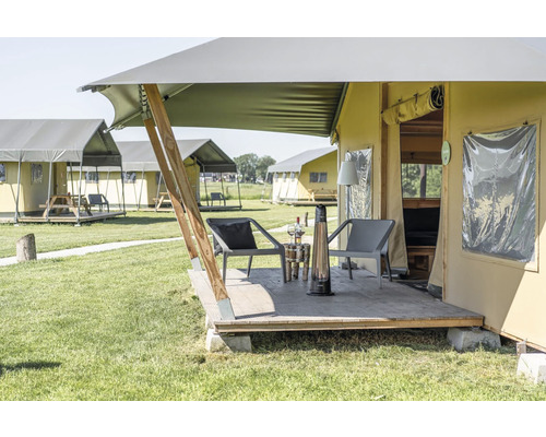 Camping met tenten, terras, stoelen en terrasverwarmer
