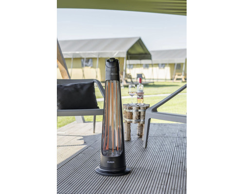 Terrasverwarmer op een terras met stoelen en tafel