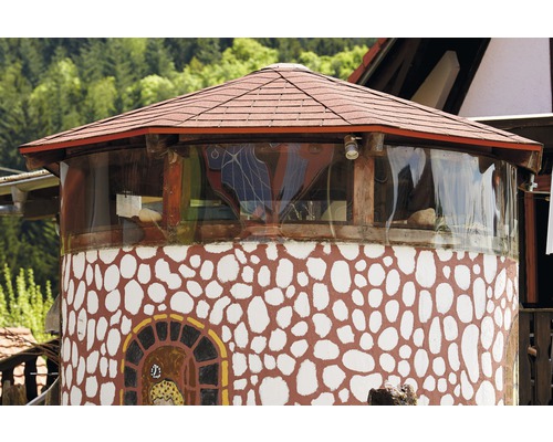 Torenachtig tuinhuis met houten frame en dak