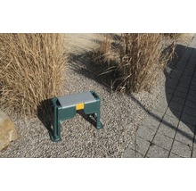 Tuinkruk met opbergruimte op een grindpad in de tuin
