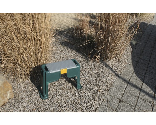 Tuinkruk met opbergruimte op een grindpad in de tuin