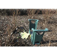 Tuinscene met knielbank, tuingereedschap en tuinhandschoenen